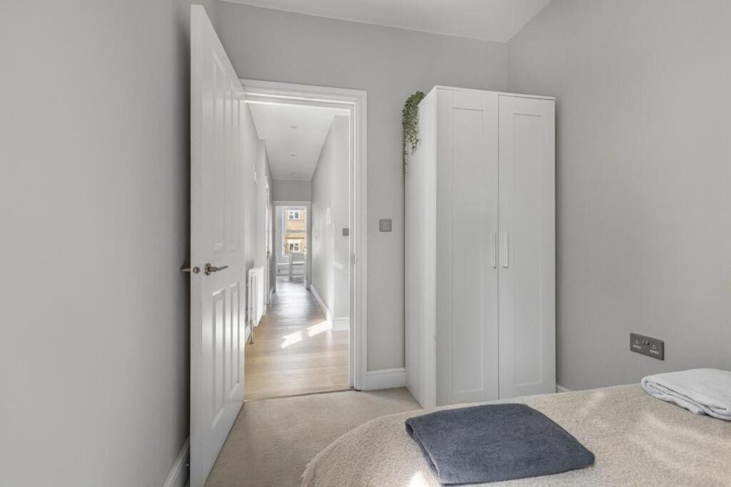 Brilliant 2 Bed - Spacious, & Well-connected Appartement Londen