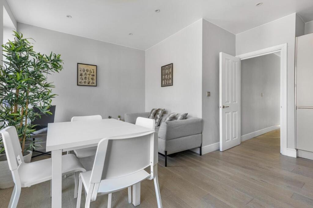 Brilliant 2 Bed - Spacious, & Well-connected * Londen
