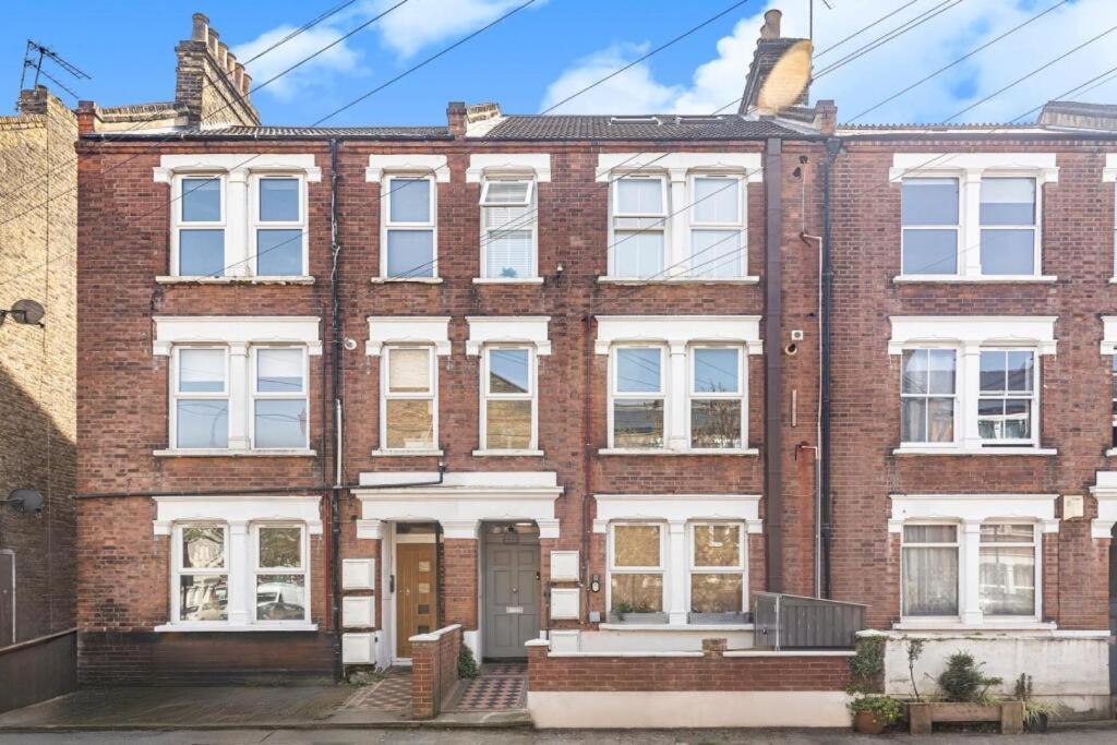 Brilliant 2 Bed - Spacious, & Well-connected Appartement Londen